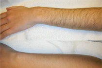 Hốt hoảng trào lưu khoe... lông tay rậm rạp đến mức muỗi cũng không đốt nổi