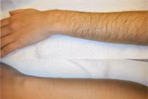 Hốt hoảng trào lưu khoe... lông tay rậm rạp đến mức muỗi cũng không đốt nổi