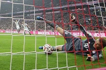 Sai lầm ngớ ngẩn của thủ thành xuất sắc nhất thế giới