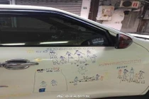 Hình ảnh con gái vẽ lên ô tô khiến người bố phải ngẫm nghĩ