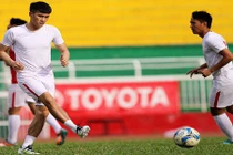 Lo cho đội bóng con cưng, Công Vinh xỏ giày "luyện công"