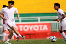 Lo cho đội bóng con cưng, Công Vinh xỏ giày "luyện công"