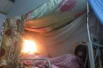 Đêm hè 38 độ, cô gái vẫn đắp chăn bông, bật máy sưởi chống...rét