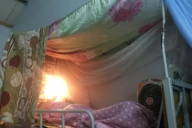 Đêm hè 38 độ, cô gái vẫn đắp chăn bông, bật máy sưởi chống...rét