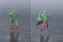 Cười té ghế với "chiêu độc" cô gái bày trò khi đi du lịch ngày mưa gió