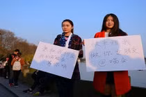 Gái trẻ cầm biển cho thuê bản thân 