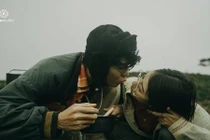 Phát ghen với nụ hôn mì gói, trào lưu từ phim ảnh ra đời thật