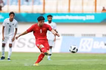 Sút 11m kém, CĐM yêu cầu Công Phương chỉnh lại thước ngắm