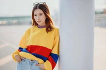 Soi nhan sắc lai Tây của nữ chính đóng MV “Sóng gió” gây bão MXH