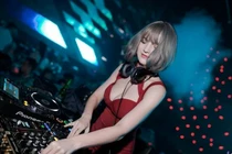Vẻ đẹp bốc lửa của nữ DJ Ukraine đang chơi nhạc ở Hà Nội