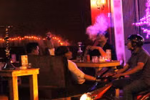 Hút shisha còn độc hại hơn cả hút thuốc lá