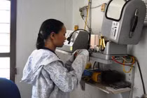 Tận mục nhân viên khí tượng đội nắng lửa ghi nhiệt độ 