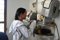 Tận mục nhân viên khí tượng đội nắng lửa ghi nhiệt độ 