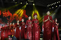 Show thời trang áo dài cưới hút khách Festival Thu Hà Nội 2023