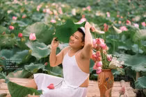 Xôn xao bộ ảnh chàng trai "vai u thịt bắp" e ấp bên ao sen