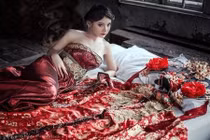 Hot girl xăm trổ Thái Lan hóa thân hoàng hậu quyến rũ