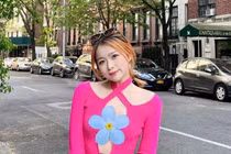 Diện áo cắt xẻ táo bạo, "cô vợ quốc dân" Chao gây sốt mạng