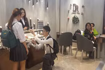 Màn cầu hôn gây sốc của cặp đôi "học sinh"