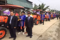Lễ ăn hỏi rước lễ bằng máy cày vui nhất vịnh Bắc Bộ