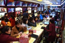 Tấp nập người mua cầu may, giá vàng vẫn không quá "chát"