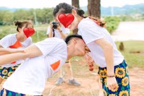 CĐM hoảng hồn với nhóm học sinh tạo dáng phản cảm chụp ảnh kỷ yếu