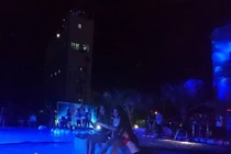 Đại tiệc bikini tổ chức ngay sau chùa Dược Sư