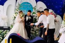 "Lầy lội" như hội bạn thân, tặng quà cưới khiến cô dâu ngại ngùng