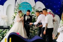 "Lầy lội" như hội bạn thân, tặng quà cưới khiến cô dâu ngại ngùng