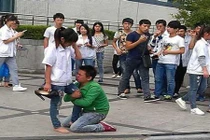 Quỳ gối giữa đường xin lỗi người yêu, có đáng mặt đàn ông?