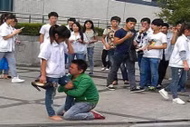 Quỳ gối giữa đường xin lỗi người yêu, có đáng mặt đàn ông?