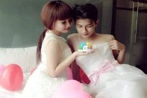 Chiều bạn gái, chàng trai 9X mặc váy chụp ảnh kỉ niệm