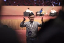 "Fan cuồng" quỳ lạy tỷ phú Jack Ma: Hành động quá lố? 