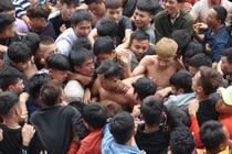 Hàng trăm thanh niên dẫm đạp cướp manh chiếu tại lễ hội Đúc Bụt