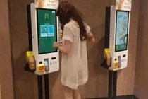 Đau mắt với chiếc váy "xuyên thấu" như màn tuyn của thiếu nữ trên phố