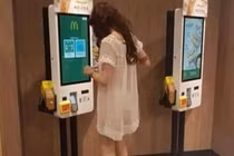 Đau mắt với chiếc váy "xuyên thấu" như màn tuyn của thiếu nữ trên phố