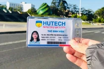 Dân mạng thích thú cầm thẻ sinh viên check-in khắp Đà Lạt