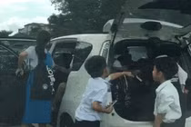 Người phụ nữ 'nhét' ít nhất 10 học sinh trong ôtô 4-5 chỗ