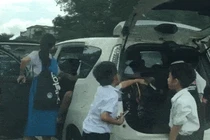Người phụ nữ 'nhét' ít nhất 10 học sinh trong ôtô 4-5 chỗ