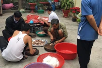 Dàn quý ông đứng bếp chuẩn đại tiệc 8/3 khiến chị em phát mê