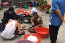 Dàn quý ông đứng bếp chuẩn đại tiệc 8/3 khiến chị em phát mê