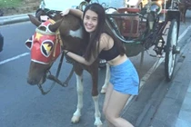 Hot girl Ngọc Thảo khoe eo thon nơi trời Tây