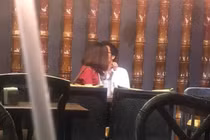 Đỏ mặt với đôi nam nữ thản nhiên “diễn cảnh nóng” giữa quán ăn