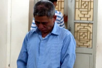 Người đàn ông chém vợ hờ khóc lóc như trẻ con tại tòa