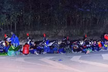 Ảnh phượt thủ Việt "ăn bờ, ngủ bụi" ngay dưới rãnh nước gây tranh cãi 