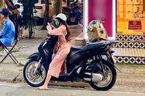 Chân ngắn "đánh đu" đi xe cao, cô gái khiến CĐM cười vỡ bụng