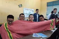 Nam sinh đi học với phong cách lạ, netizen lắc đầu chịu thua