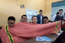 Nam sinh đi học với phong cách lạ, netizen lắc đầu chịu thua