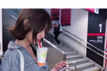 "Toát mồ hôi" trào lưu uống trà sữa để trên ngực khủng” chị em ùn ùn tham gia