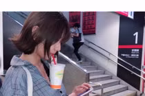 "Toát mồ hôi" trào lưu uống trà sữa để trên ngực khủng” chị em ùn ùn tham gia