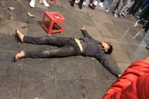 Hàng loạt trường hợp "bất tỉnh nhân sự" do hút cỏ, hít bóng cười